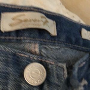 Size 4 light wash Seven capris